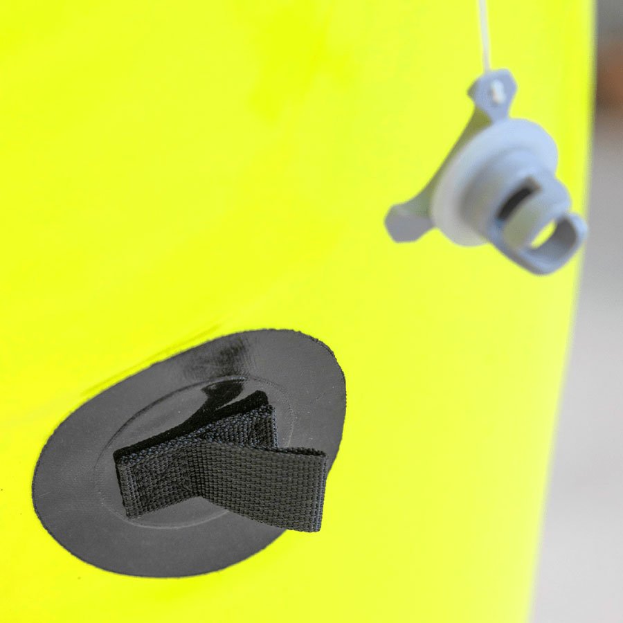packraft-color-amarillo-tpu-aventura-acuatica-rio-lago Packraft TPU inflable para actividades outdoor y aventura acuática color amarillo detalle de inflado