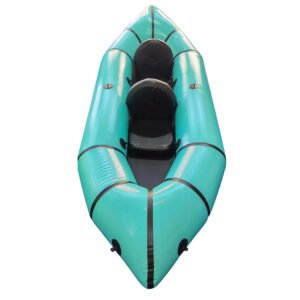 Packraft Color Calipso para dos personas en entorno de aventura natural