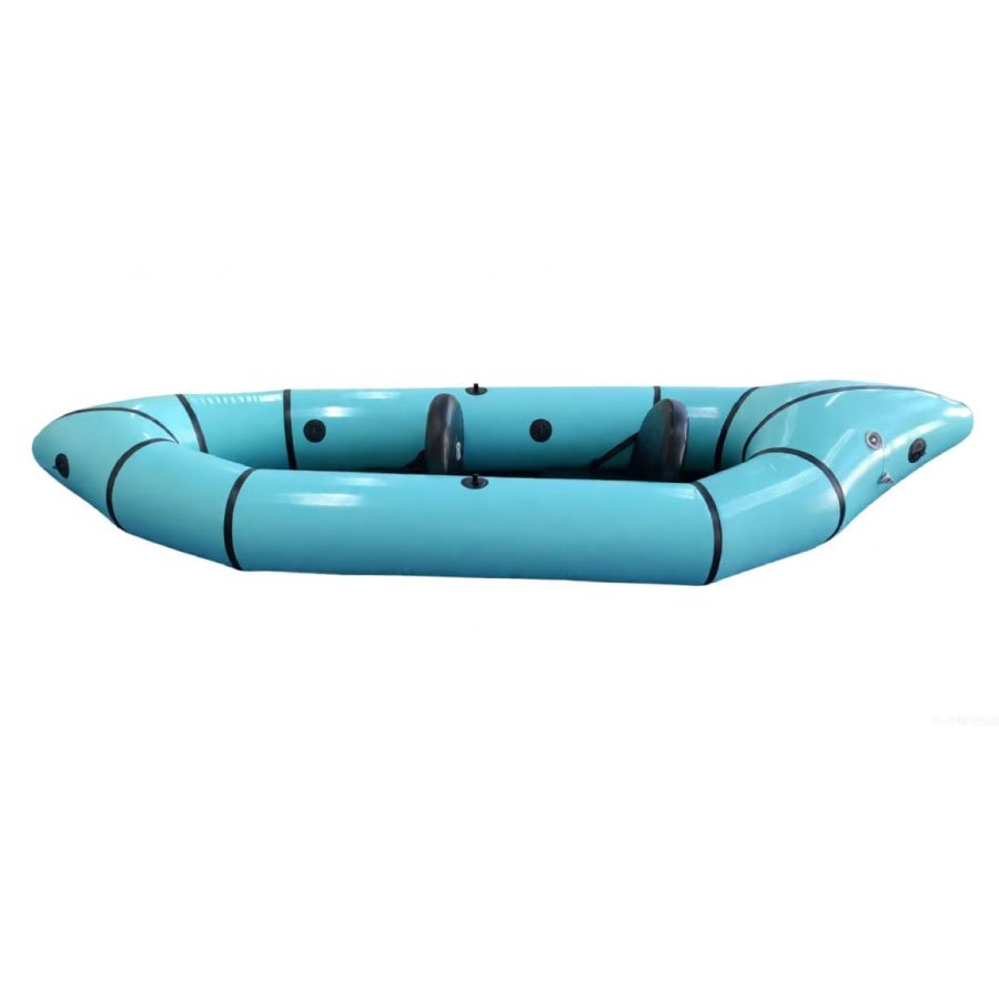 packraft-color-calipso-aventura-acuatica-rio-lago-vista-lateral Packraft Color Calipso para dos personas en entorno de aventura natural vista lateral